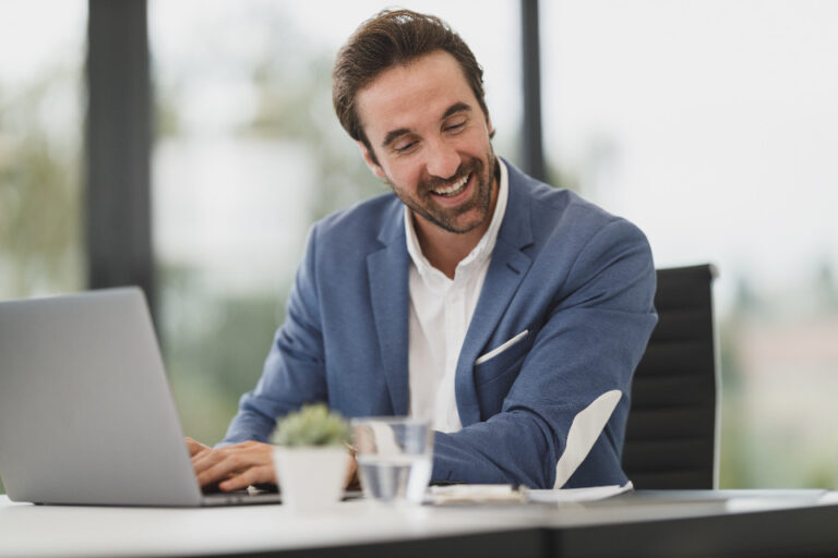 Conseiller souriant travaillant sur son ordinateur portable