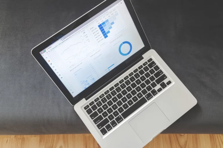 Tableau de bord d’analyse sur un ordinateur portable