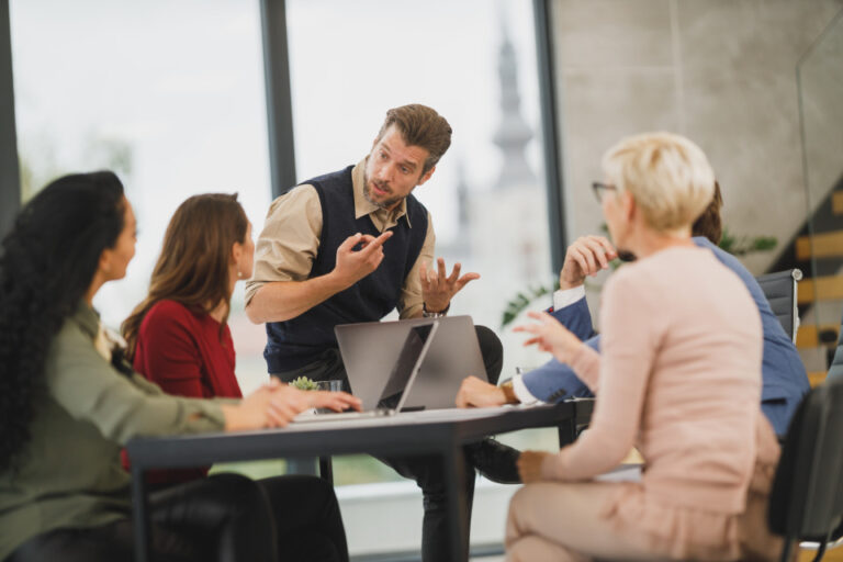 Équipe en réunion autour d’une table de travail