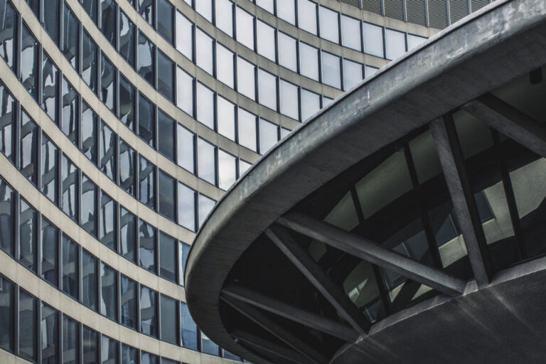 Façade de verre d’un immeuble de bureaux moderne