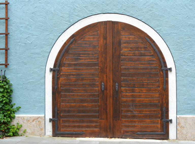 Porte cintrée en bois d’une maison ancienne